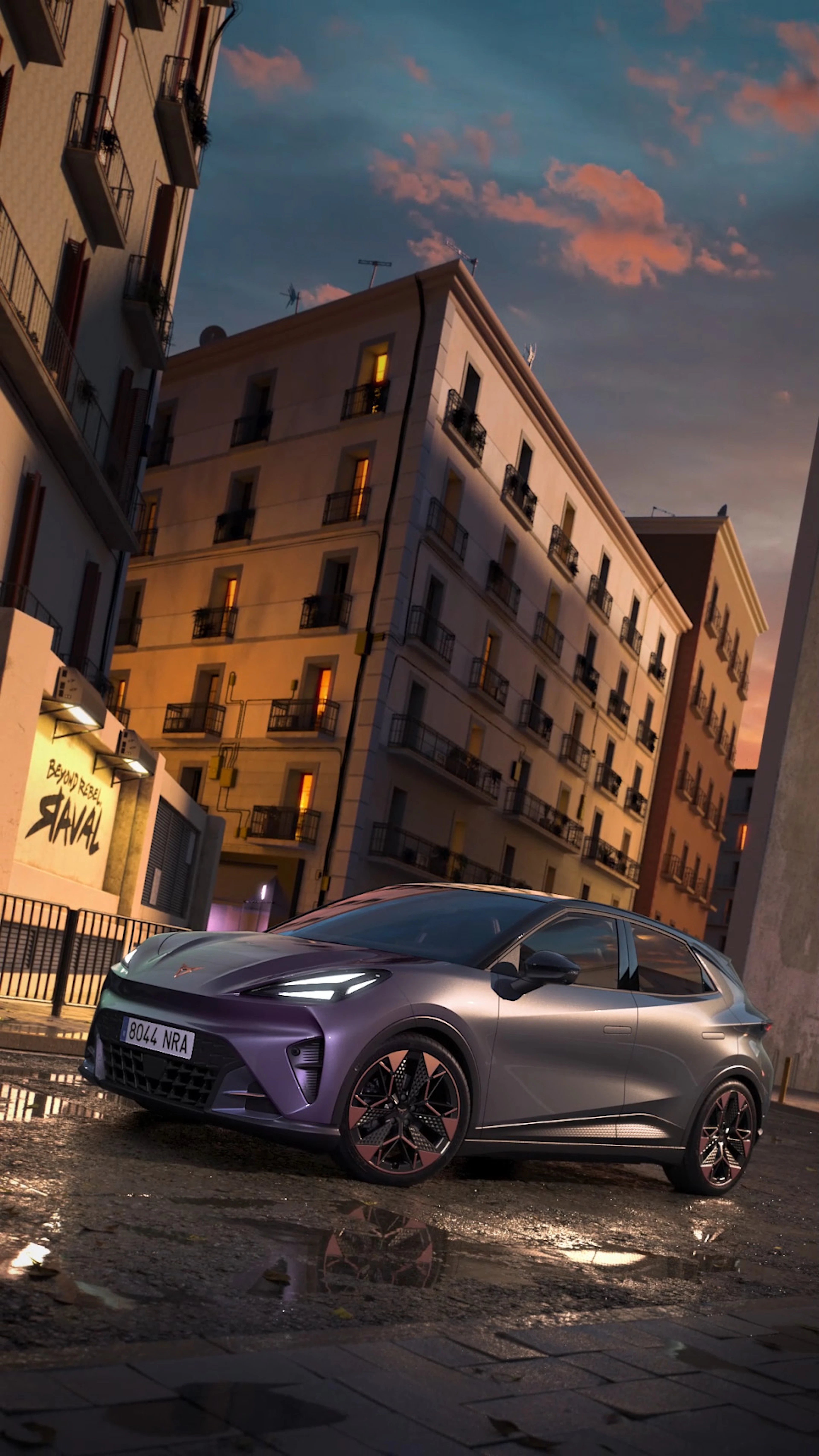  Driekwart vooraanzicht van de CUPRA Born VZ in Timanfayagrijs met lichtmetalen 20-duimsvelgen Copper Firestorm.