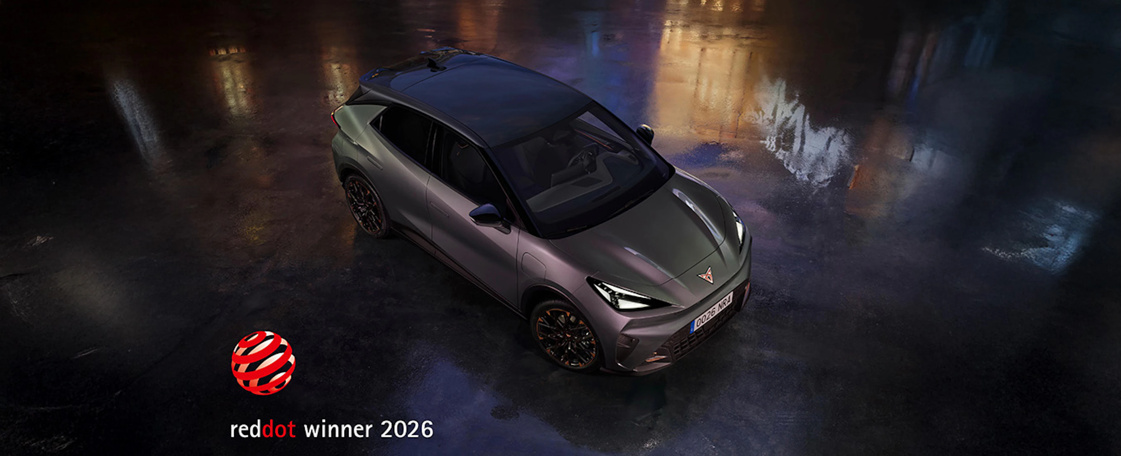 Luchtbeeld van de CUPRA Raval, een 100% elektrische stadsauto met een gedurfd design, bekroond met de Red Dot Award 2026.