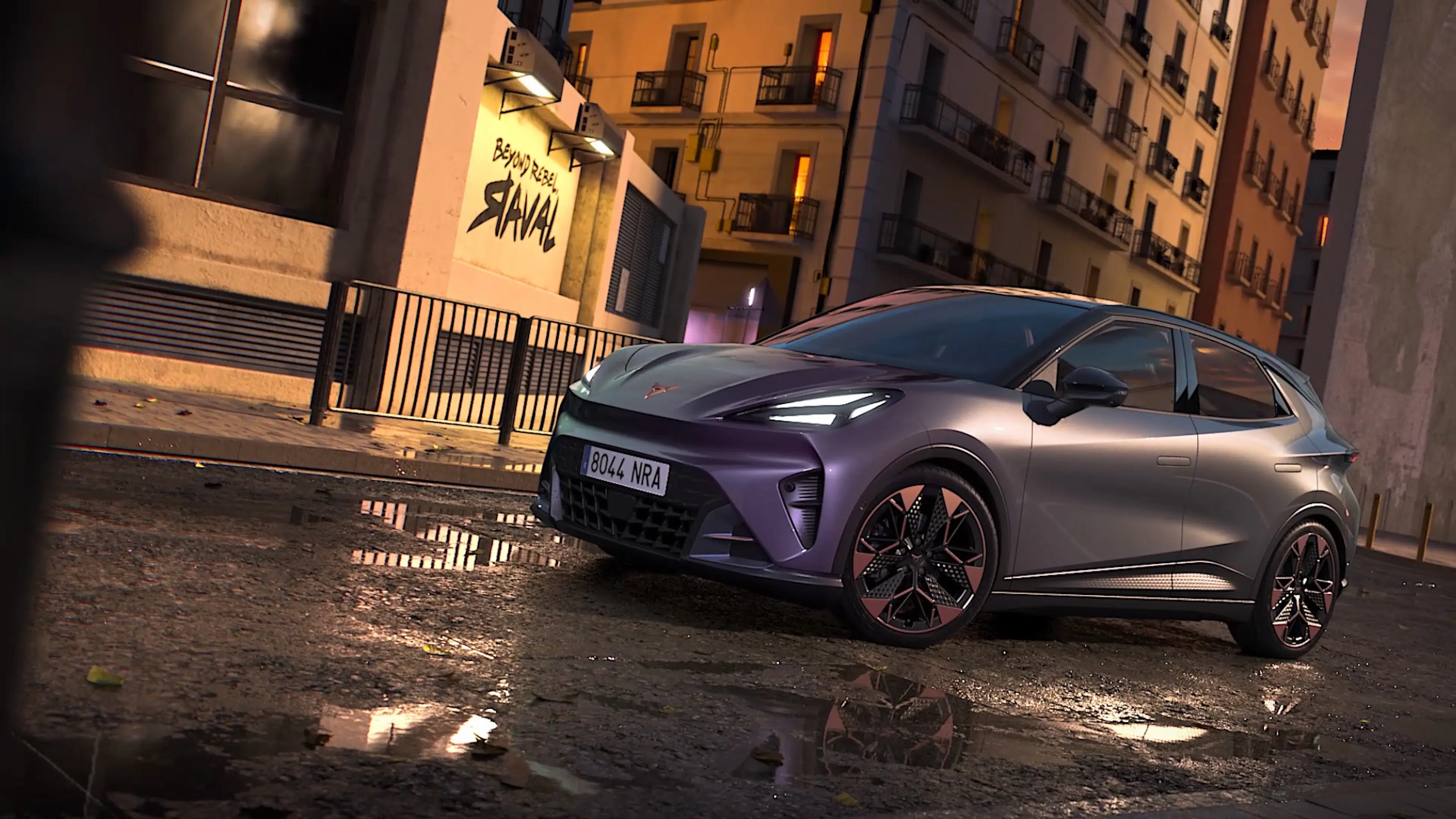  Driekwart vooraanzicht van de CUPRA Born VZ in Timanfayagrijs met lichtmetalen 20-duimsvelgen Copper Firestorm.