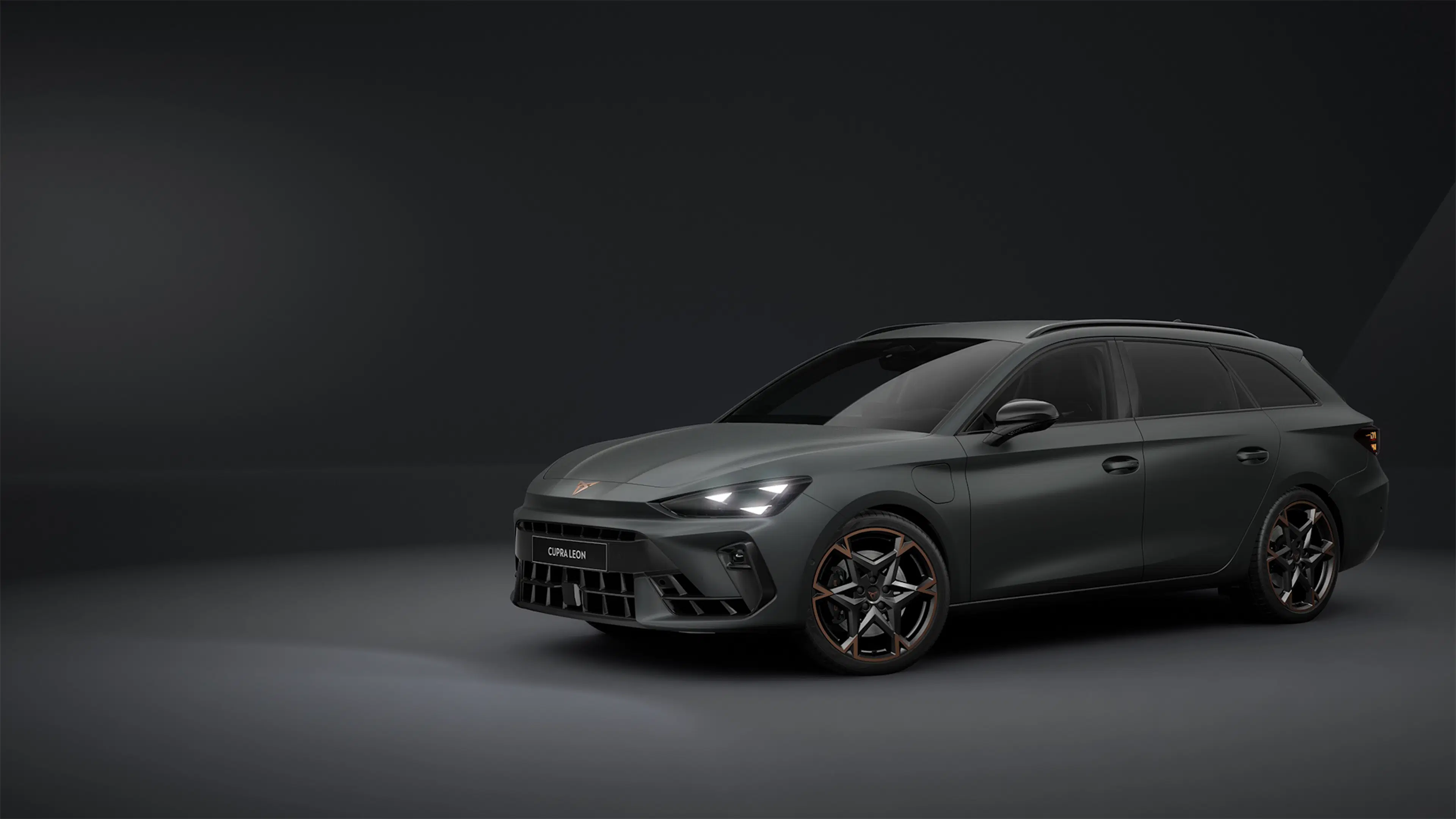  Vue complète de la CUPRA Leon Break hybride mettant en valeur son design dynamique et raffiné.