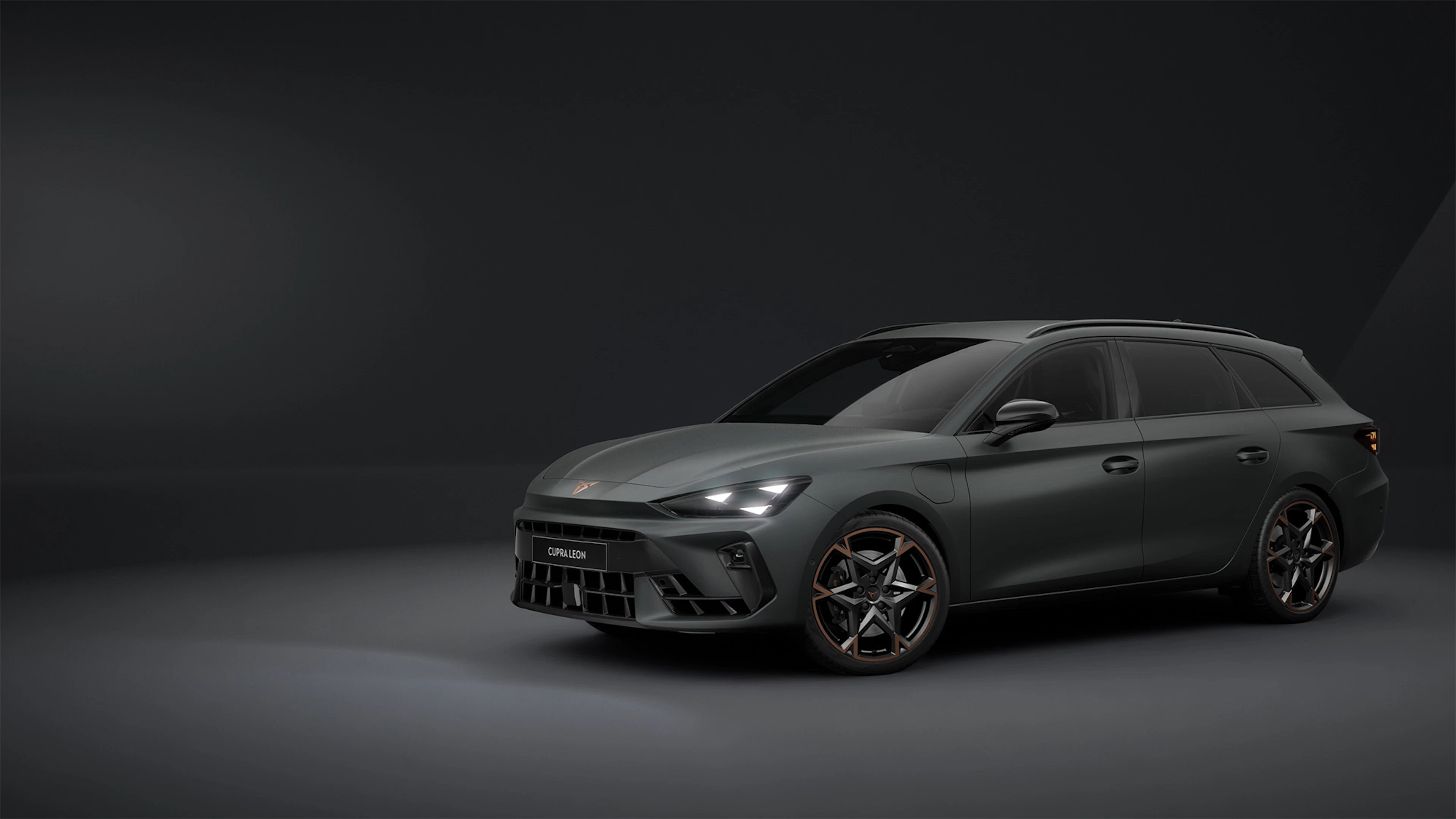  Vue complète de la CUPRA Leon Break hybride mettant en valeur son design dynamique et raffiné.