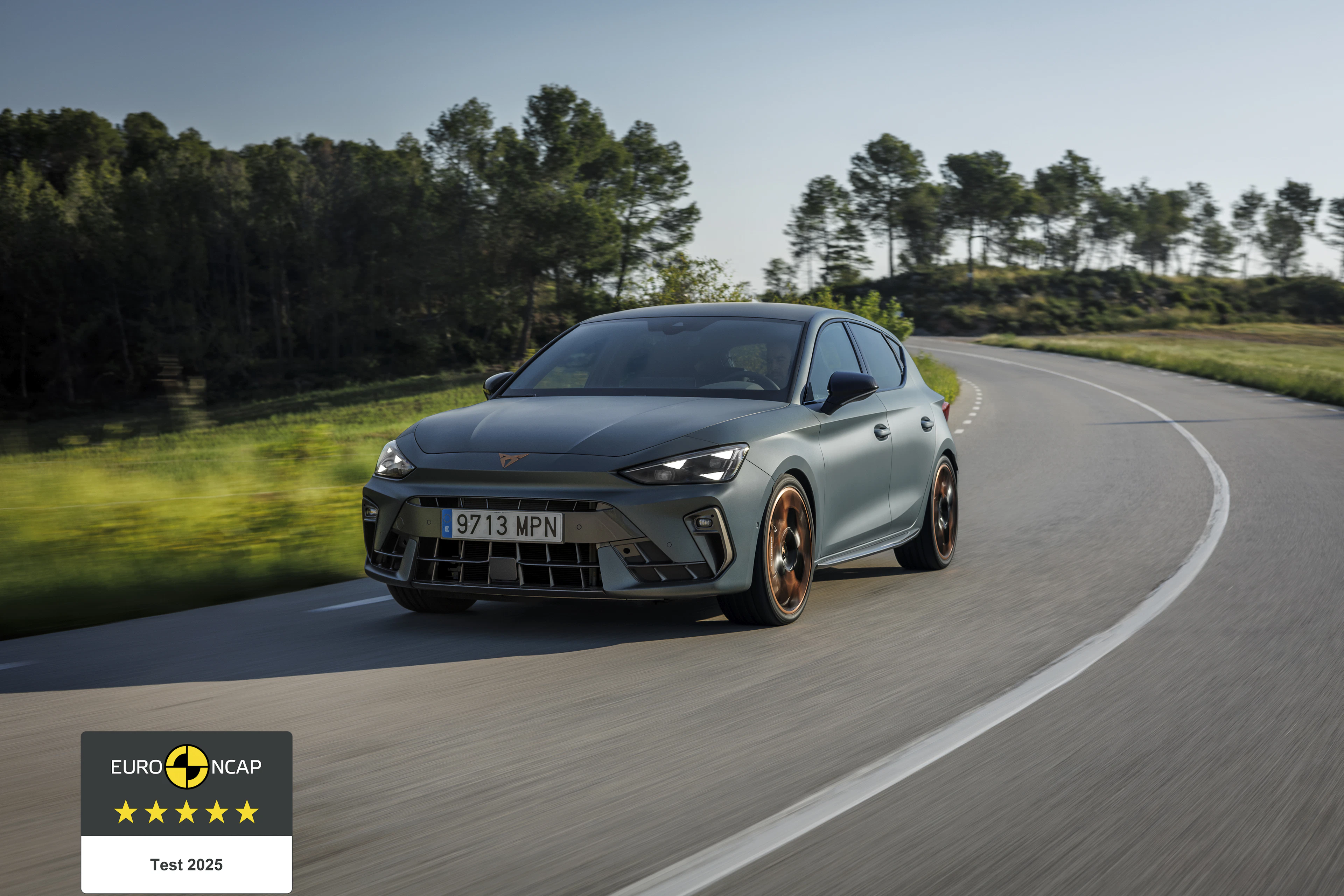 https://a.storyblok.com/f/142628/6000x4000/96627fa946/cupra_leon_5d_enceladus_grey_matt_dinamic_001-euroncap.jpg