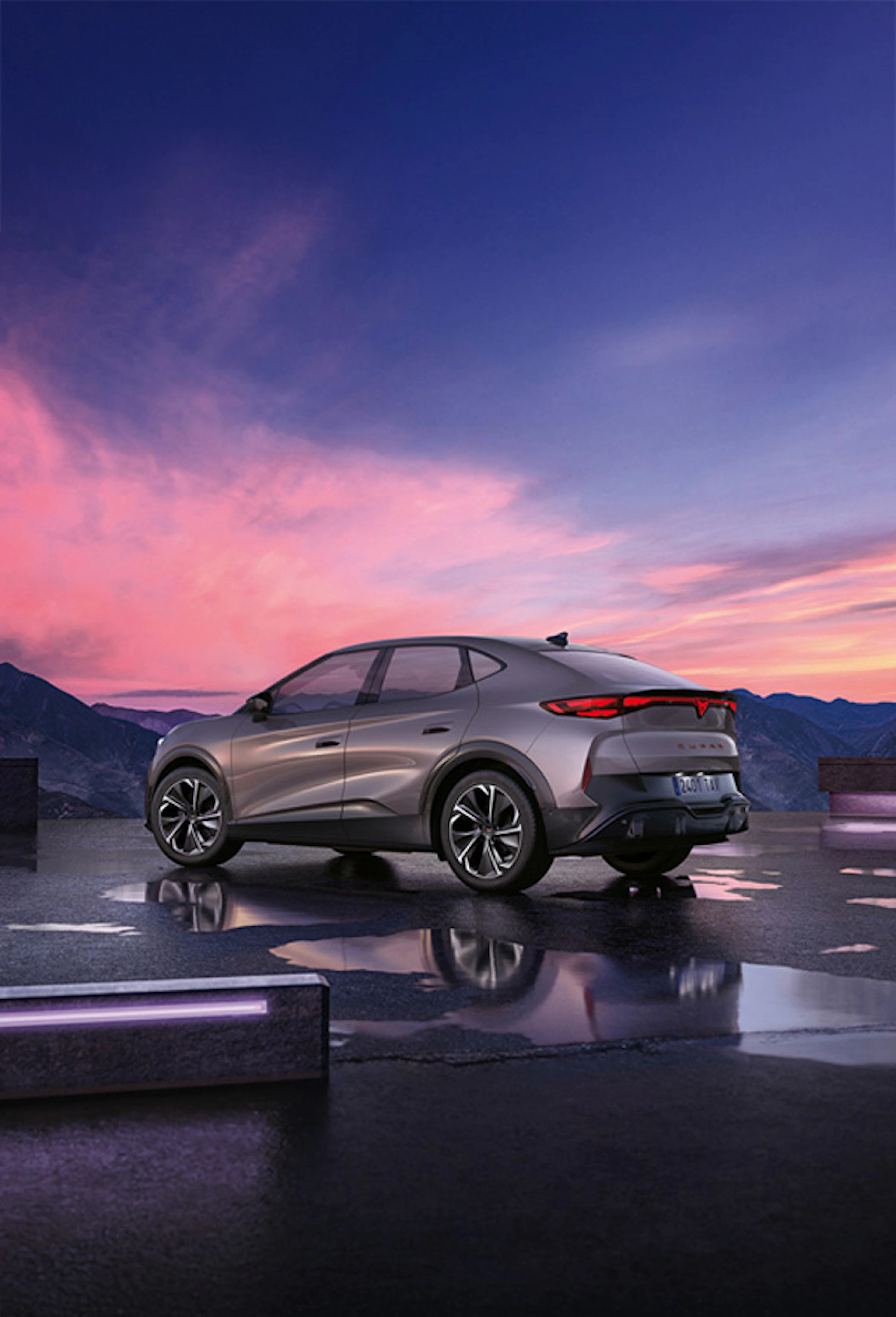 Cupra Tavascan SUV électrique au design sportif, vue trois-quarts avant, finition mate avec éclairage LED moderne sur fond sombre